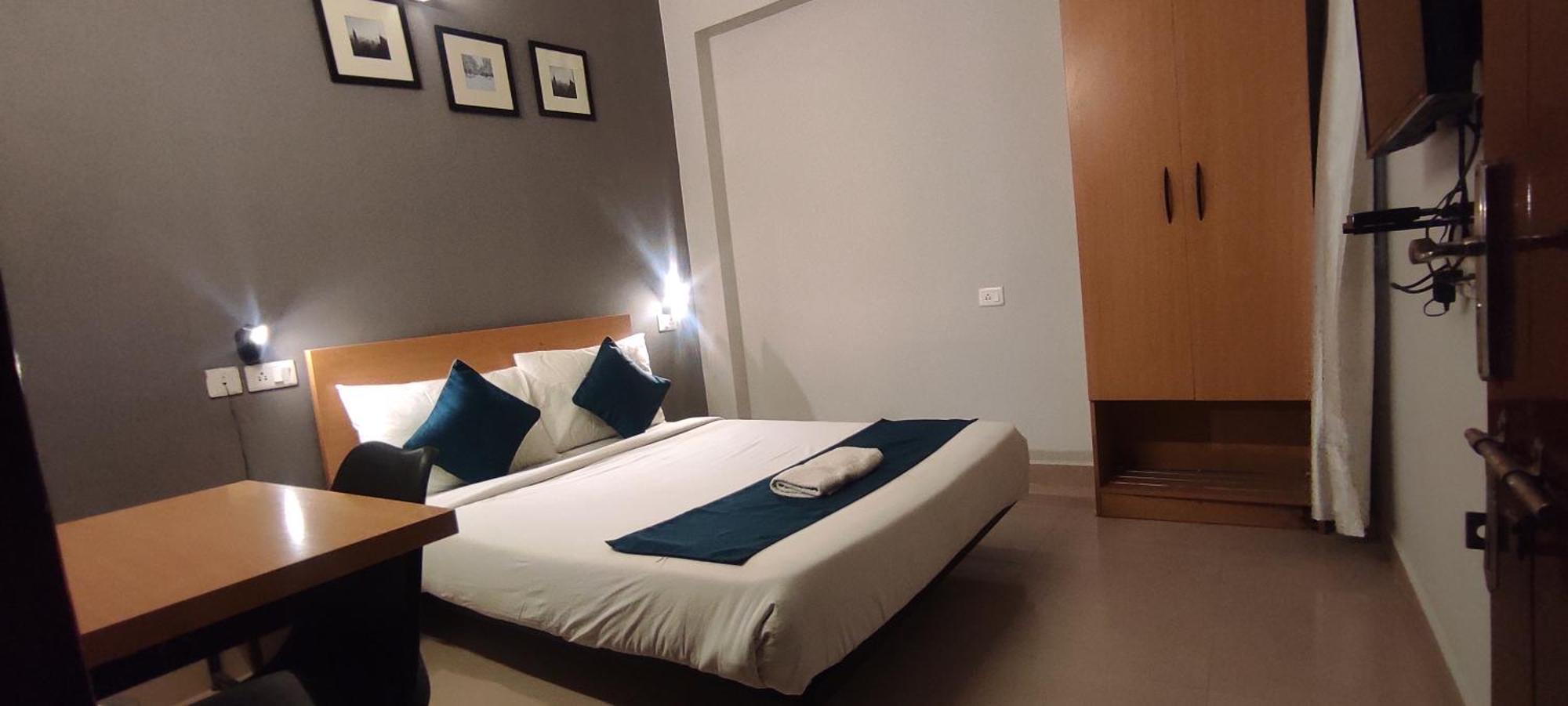 Crayons Hotel Chennai Exterior foto